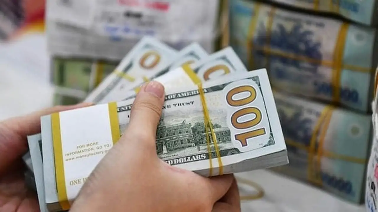 تراجع طفيف في سعر صرف الدولار الأمريكي أمام العملات الأخرى بالأسواق المالية